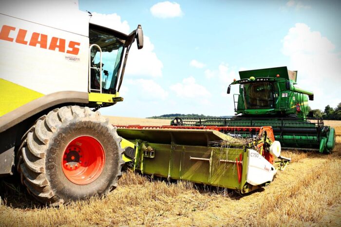 John Deere T670 vs Claas Lexion 670