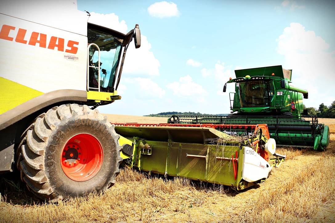 John Deere T670 vs Claas Lexion 670