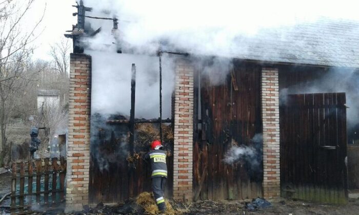 pożar gospodarstwa, świętokrzyskie, Kolonia Grzybów, straż pożarna, gowin, pomorze