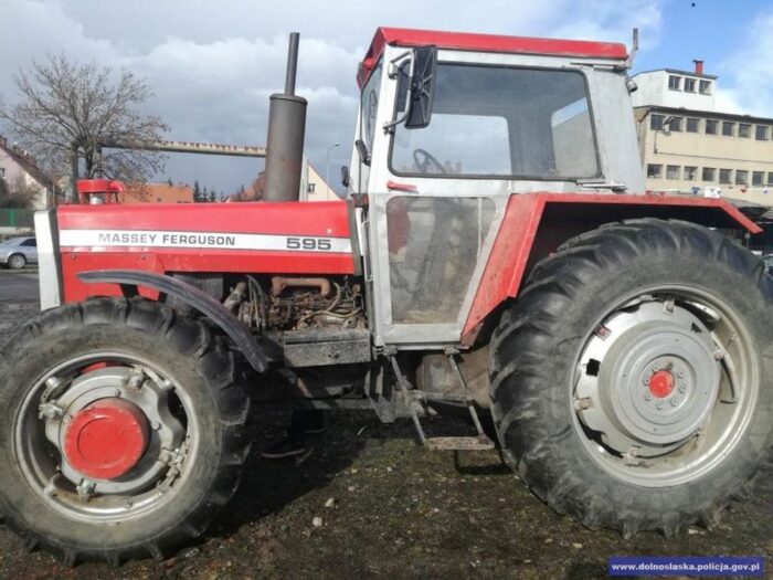 Zderzenie pojazdów było tak silne, że traktor rozpadł się na dwie części, a auto osobowe wpadło do rowu