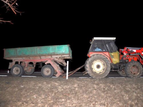 Zderzenie pojazdów było tak silne, że traktor rozpadł się na dwie części, a auto osobowe wpadło do rowu