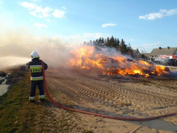 pożar balotów, gmina Pełczyce, Klukowo, powiat złotowski, pożar stogu
