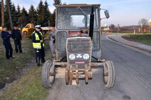 Zderzenie pojazdów było tak silne, że traktor rozpadł się na dwie części, a auto osobowe wpadło do rowu