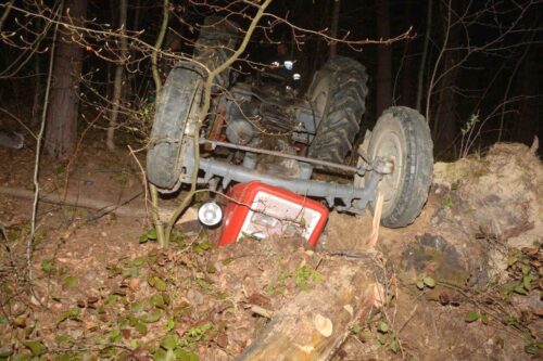 Zderzenie pojazdów było tak silne, że traktor rozpadł się na dwie części, a auto osobowe wpadło do rowu
