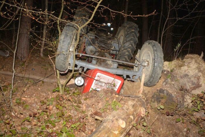Zderzenie pojazdów było tak silne, że traktor rozpadł się na dwie części, a auto osobowe wpadło do rowu