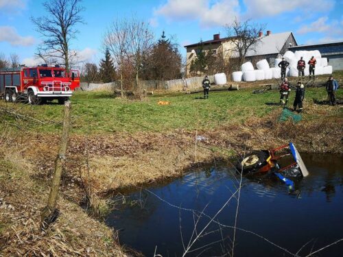 Zderzenie pojazdów było tak silne, że traktor rozpadł się na dwie części, a auto osobowe wpadło do rowu