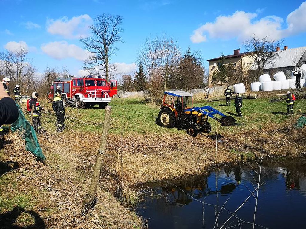 żułów, powiat krasnostawski, pąchowo, pijany traktorzysta, traktor w stawie