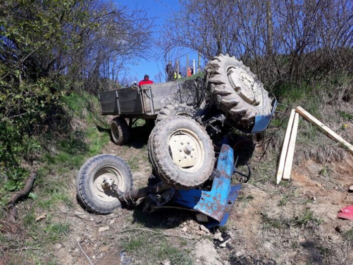 Zderzenie pojazdów było tak silne, że traktor rozpadł się na dwie części, a auto osobowe wpadło do rowu