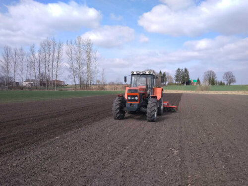 ciągnik, agregat uprawowy, pole, niebo