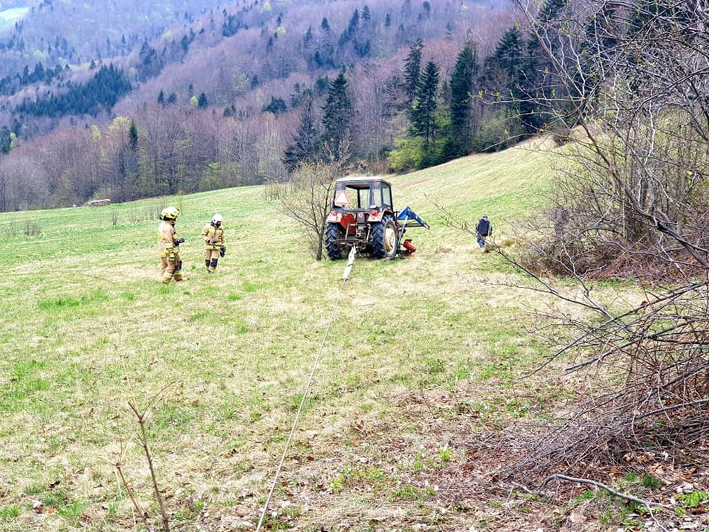 wypadek, traktor wywrócił się tam na bok, małopolskie