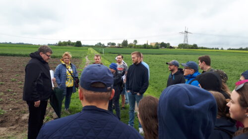 studenci WRiB, pole, dr Krzysztof Jończyk, IUNG-PIB Puławy