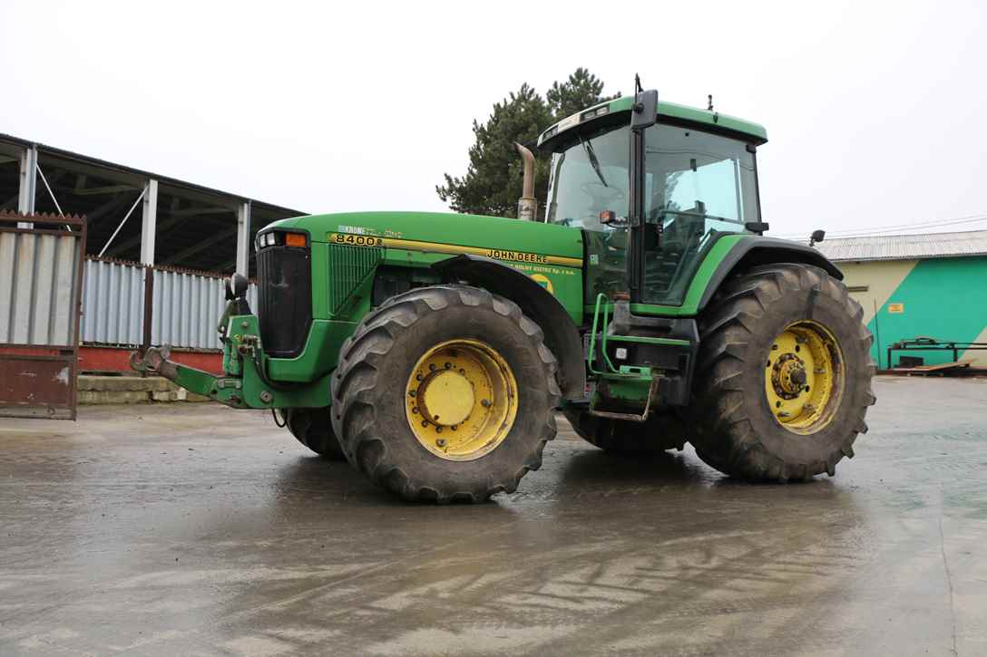 John Deere 8400