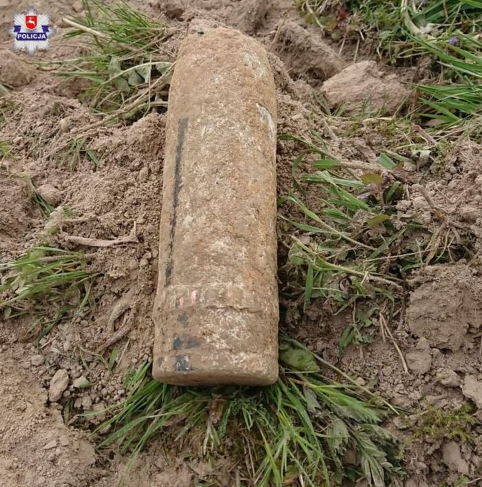 gmina Niedrzwica Duża,  bełżyce, niewybuchy w ziemi, pocik artyleryjski na polu