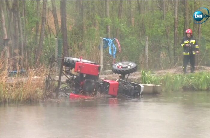 wypadek, śląskie, rolnik nie żyje, traktor wywrócił się kołami do góry