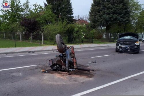 Zderzenie pojazdów było tak silne, że traktor rozpadł się na dwie części, a auto osobowe wpadło do rowu
