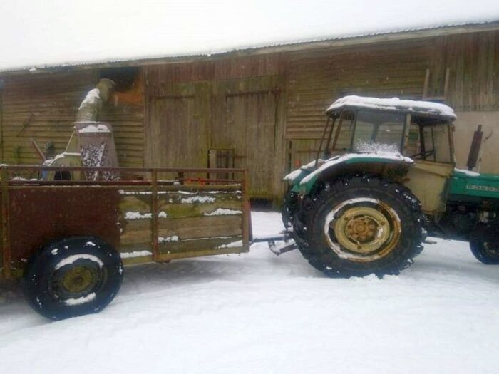Zderzenie pojazdów było tak silne, że traktor rozpadł się na dwie części, a auto osobowe wpadło do rowu