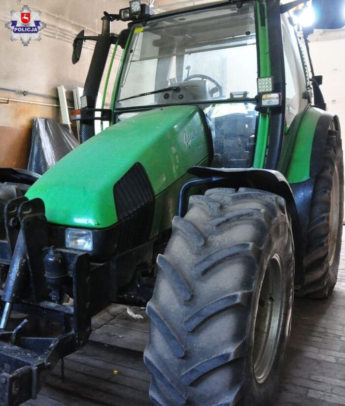 Zderzenie pojazdów było tak silne, że traktor rozpadł się na dwie części, a auto osobowe wpadło do rowu