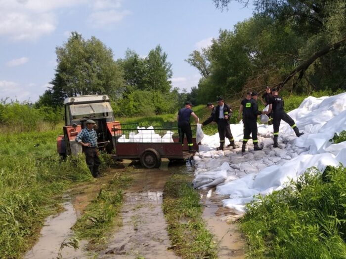 Podtopienia, powódź, ulewne deszcze, zalane pola i łąki, Państwowa Straż Pożarna, wojsko,  Małopolska Izba Rolnicza