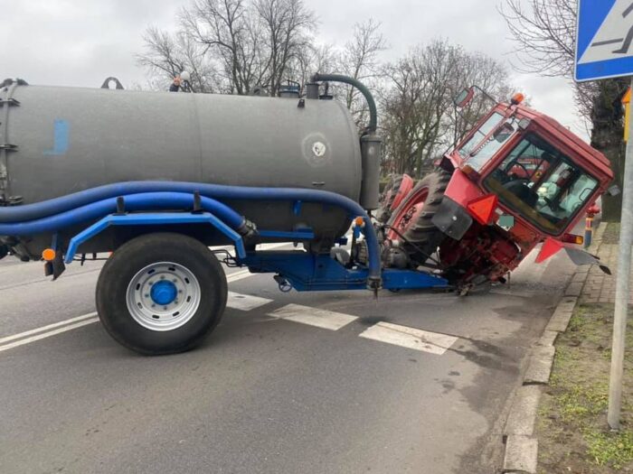 Zderzenie pojazdów było tak silne, że traktor rozpadł się na dwie części, a auto osobowe wpadło do rowu