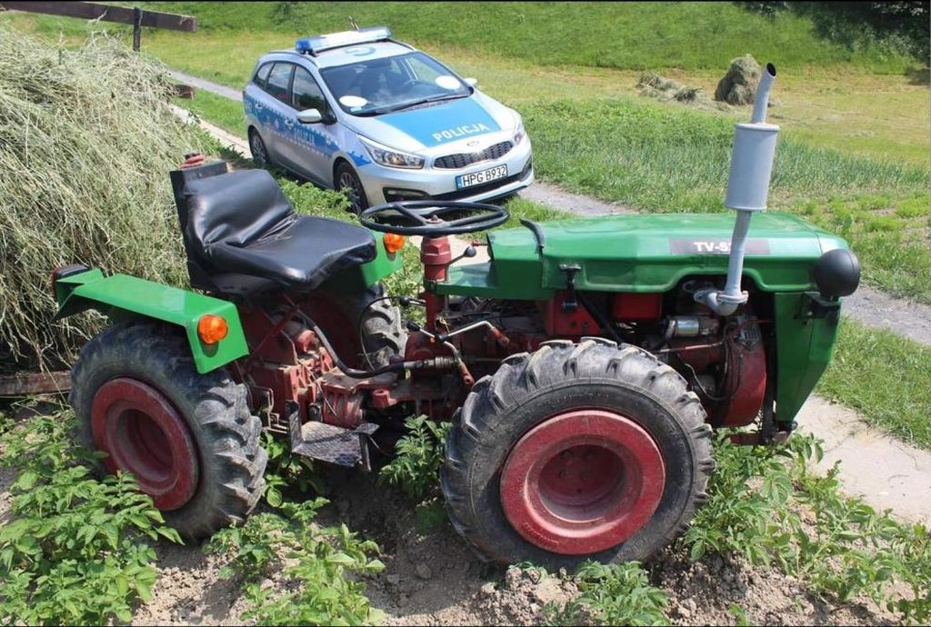 Zderzenie pojazdów było tak silne, że traktor rozpadł się na dwie części, a auto osobowe wpadło do rowu