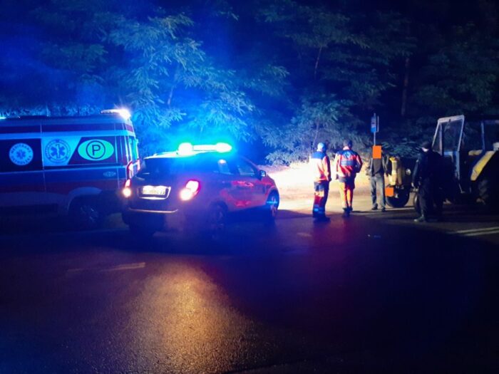 Zderzenie pojazdów było tak silne, że traktor rozpadł się na dwie części, a auto osobowe wpadło do rowu