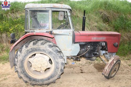 Zderzenie pojazdów było tak silne, że traktor rozpadł się na dwie części, a auto osobowe wpadło do rowu