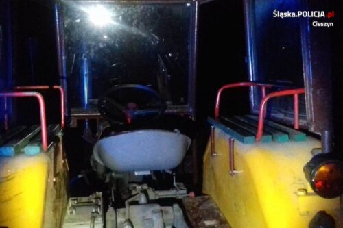 Zderzenie pojazdów było tak silne, że traktor rozpadł się na dwie części, a auto osobowe wpadło do rowu