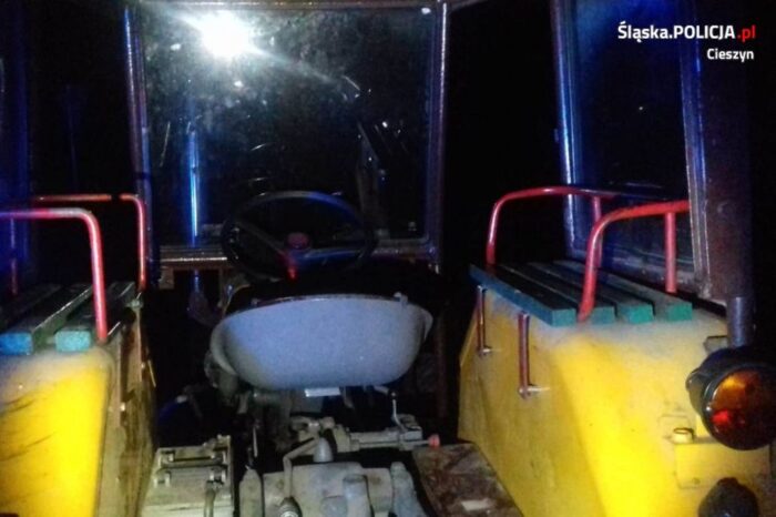 Zderzenie pojazdów było tak silne, że traktor rozpadł się na dwie części, a auto osobowe wpadło do rowu