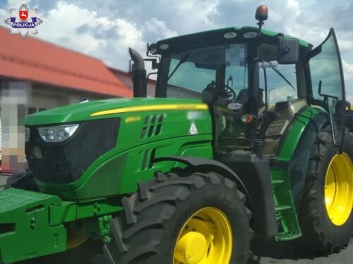 Zderzenie pojazdów było tak silne, że traktor rozpadł się na dwie części, a auto osobowe wpadło do rowu