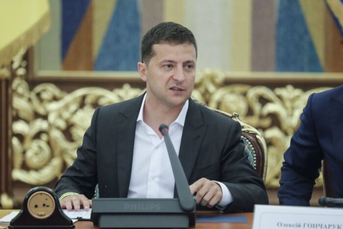 Wołodymyr Zełenski, ukraina, sprzedaż ziemi rolnej, Ołeksij Honczaruk, Oksana Markarowa