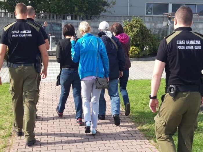 zatrudnianie cudzoziemców, nielegalna praca w gospodarstwie, Dagmara Bielec-Janas, Justyna Drożdż,