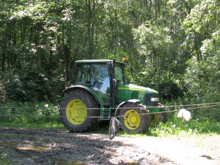 Zderzenie pojazdów było tak silne, że traktor rozpadł się na dwie części, a auto osobowe wpadło do rowu