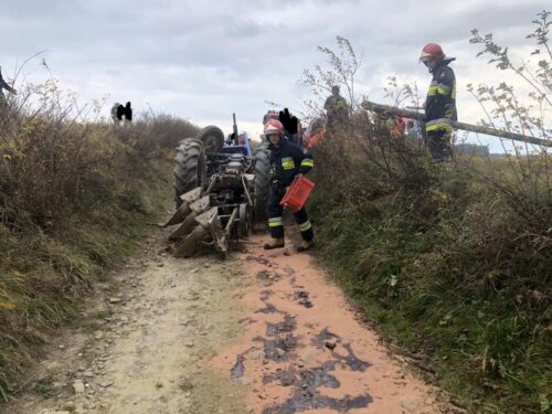 Zderzenie pojazdów było tak silne, że traktor rozpadł się na dwie części, a auto osobowe wpadło do rowu