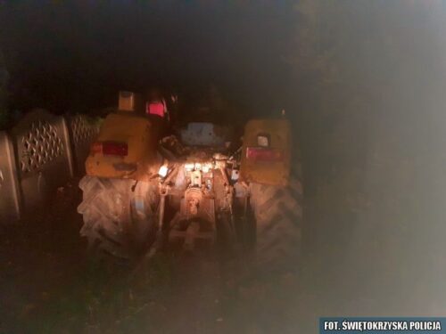 Zderzenie pojazdów było tak silne, że traktor rozpadł się na dwie części, a auto osobowe wpadło do rowu