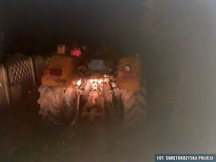 Zderzenie pojazdów było tak silne, że traktor rozpadł się na dwie części, a auto osobowe wpadło do rowu