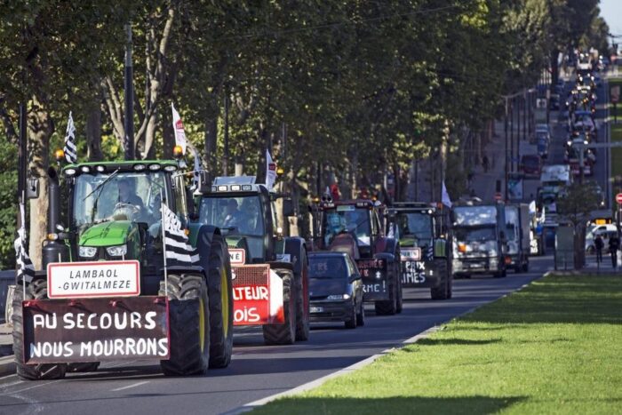 protest francuskich rolników, francuscy rolnicy zapowiedzieli protest, ciągniki pod Paryżem, blokada dróg pod Paryżem