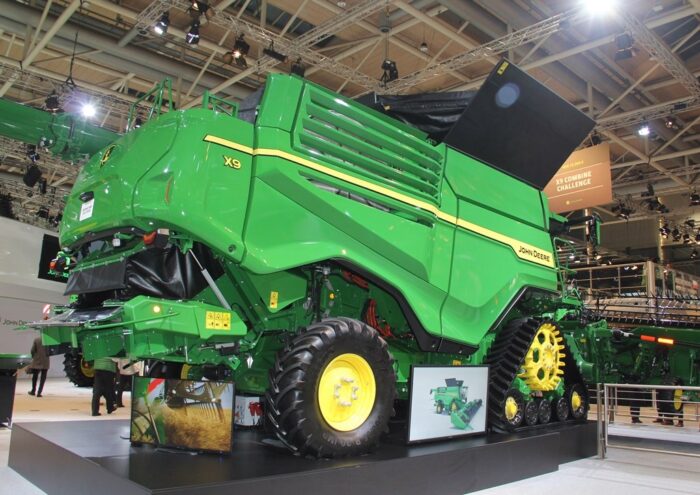 John Deere 6215R
