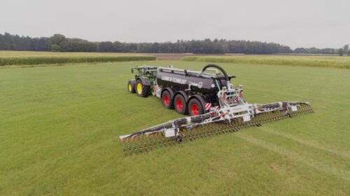 Ciągnik JOhn Deere i wóz asenizacyjny Vogelsang w polu