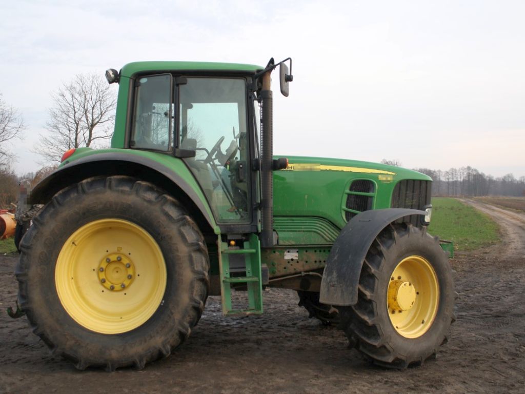 Zderzenie pojazdów było tak silne, że traktor rozpadł się na dwie części, a auto osobowe wpadło do rowu