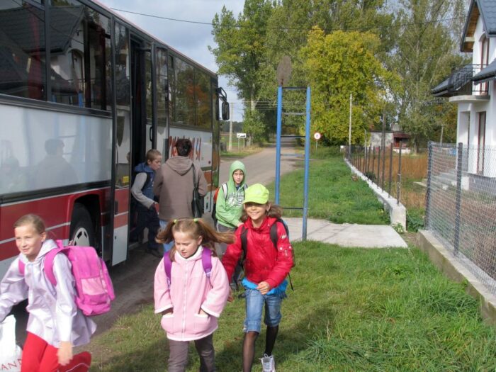 gimbusy, dojazd do szkół, dzieci, uczniowie, nik