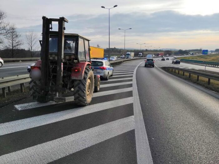 Zderzenie pojazdów było tak silne, że traktor rozpadł się na dwie części, a auto osobowe wpadło do rowu