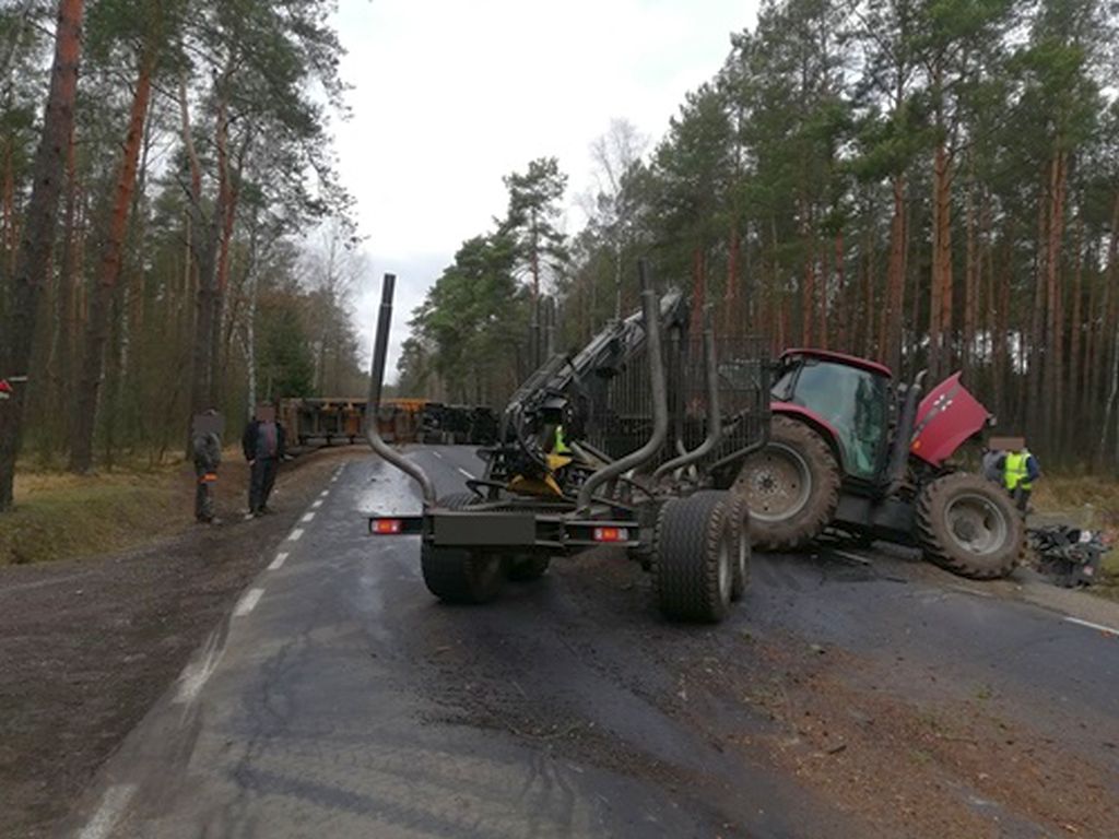wypadek, policja, tir uderzył w traktor, mazowieckie