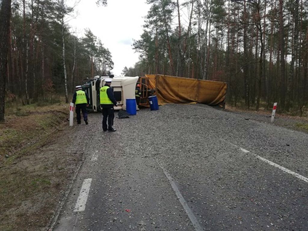 wypadek, policja, tir uderzył w traktor, mazowieckie