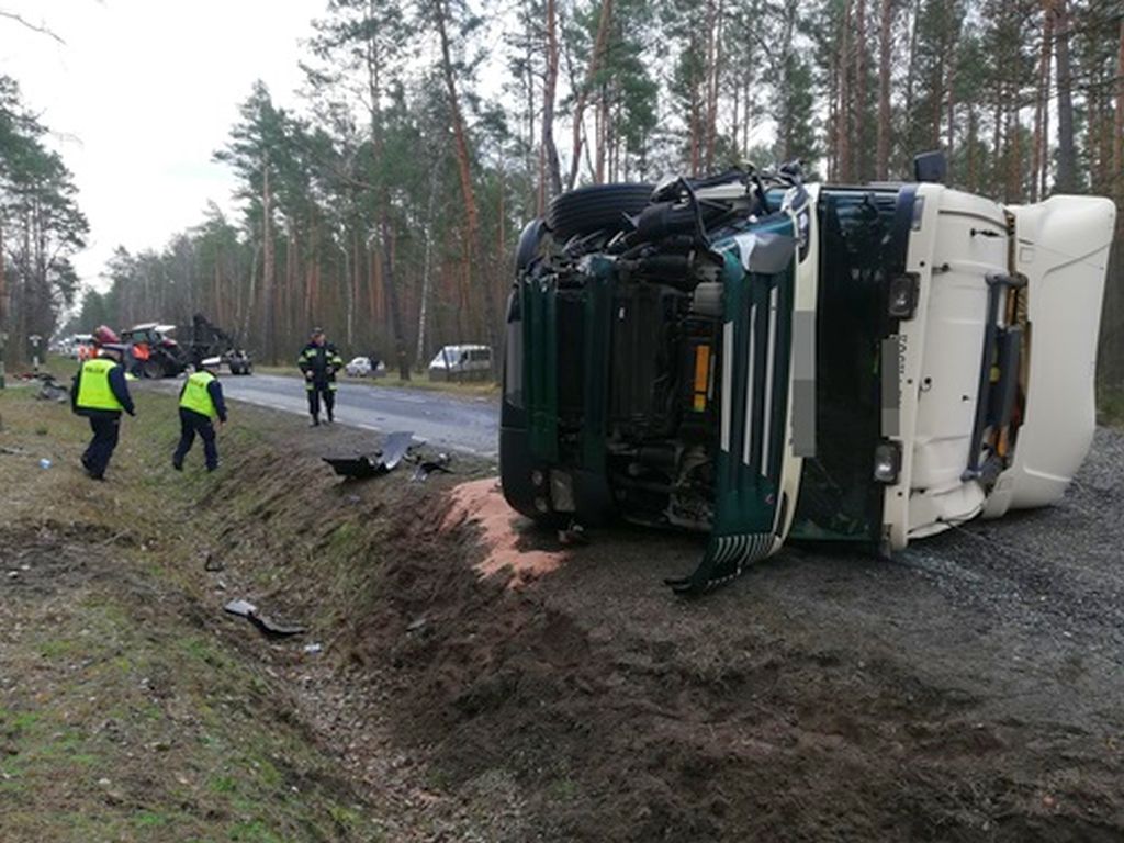 wypadek, policja, tir uderzył w traktor, mazowieckie