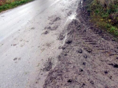 zanieczyszczenie drogi przez ciągnik, Kęty, bulowice, powiat oświęcimski