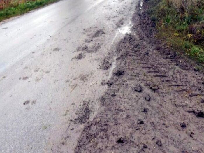 zanieczyszczenie drogi przez ciągnik, Kęty, bulowice, powiat oświęcimski