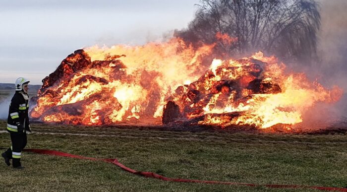 pożar gospodarstwa, świętokrzyskie, Kolonia Grzybów, straż pożarna, gowin, pomorze