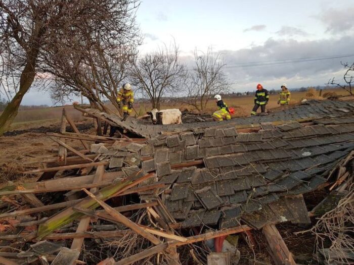 Biórkowo Małe, powiat proszowicki, zerwane dachy w gospodarstwach, Otmuchów, gronowice