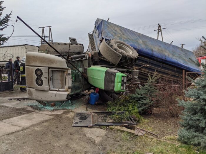 Zderzenie pojazdów było tak silne, że traktor rozpadł się na dwie części, a auto osobowe wpadło do rowu