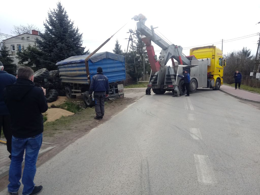 Zderzenie pojazdów było tak silne, że traktor rozpadł się na dwie części, a auto osobowe wpadło do rowu